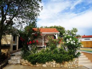 Zahrada ubytování Seaview Villa Anita with Two Apartments and private Pool