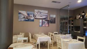Reštaurácia alebo iné gastronomické zariadenie v ubytovaní Hotel Faro Salazón
