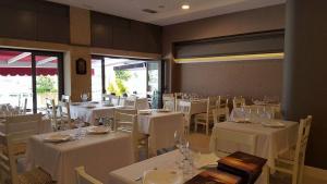 Reštaurácia alebo iné gastronomické zariadenie v ubytovaní Hotel Faro Salazón