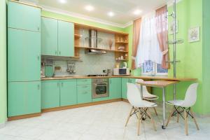 Una cocina o zona de cocina en GoodRest on Grecheskaya