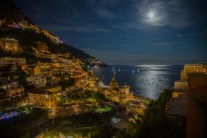 Blick auf die Stadt in der Nacht in der Unterkunft Casa Giulia Positano in Positano