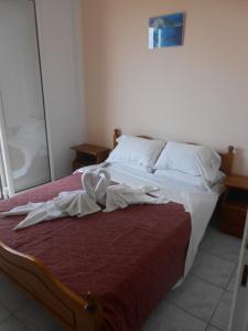 A bed or beds in a room at Akropolis studios