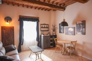 salon ze stołem i kanapą w obiekcie B&B La Taccola w mieście Castelnuovo di Val di Cecina