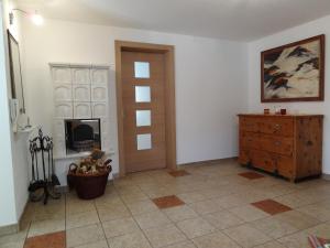 ein Wohnzimmer mit einer Holztür und einer Kommode in der Unterkunft Haus Margreth in Bramberg am Wildkogel