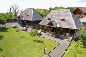 an aerial view of a large house with a yard at Iz de Maramures Rural Hotel in Şurdeşti