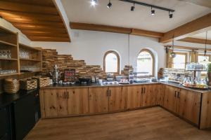eine Küche mit Holzschränken und einer Arbeitsplatte in der Unterkunft Pension Garni Hochmoos in Lermoos