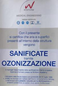 een bord voor de santander verzekeringsmaatschappij bij B&B di Charme Camelie in Riposto