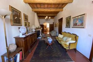 una sala de estar con un sofá y una mesa en Casa Acquedotto Mediceo, en Pitigliano 9 fotos más
