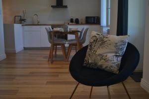 Η κουζίνα ή μικρή κουζίνα στο Le Bompard 50 m2 Villa Art Déco Plein centre avec jardin +12 φωτογραφίες