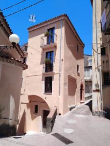 un edificio con flores en los balcones de una calle en B&B Borgo Revelia, en Rivello