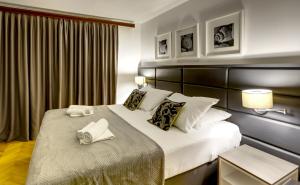 une chambre d'hôtel avec un lit et des serviettes. dans l'établissement Villa Lenka and Mate Ivanac, à Brela