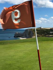 a flag with the number eight on a golf course at La Famiglia in Étretat
