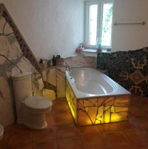 Phòng tắm tại Glashaus Sternblick, Schlafen unterm Sternenhimmel