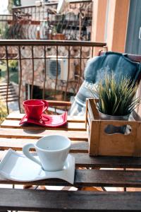 uma mesa com uma chávena de café e um prato sobre ela em La Mer Apartment em Rogachevo