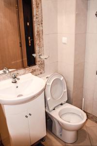łazienka z toaletą i umywalką w obiekcie La Mer Apartment w mieście Rogaczewo