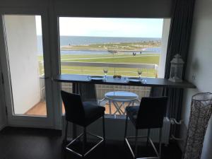 a balcony with a bar with a view of the beach at Ferienwohnung Schöne Aussicht in Büsum