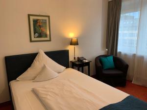 Кровать или кровати в номере Hotel Nymphenburg City - München