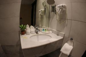 Koupelna v ubytování Touq Al Balad Hotel - فندق توق البلد