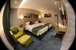Postel nebo postele na pokoji v ubytování Touq Al Balad Hotel - فندق توق البلد