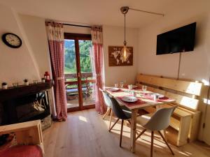 a dining room with a table and chairs and a fireplace at Skichalet Cervinia Martino e Bassi apt Sandrino and Elena in Breuil-Cervinia