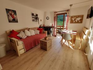 ein Wohnzimmer mit einem Bett und einem Tisch sowie ein Esszimmer in der Unterkunft Skichalet Cervinia Martino e Bassi apt Sandrino and Elena in Breuil-Cervinia