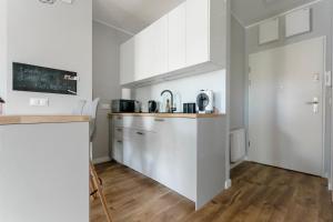 A kitchen or kitchenette at Apartament Alfa z parkingiem