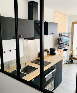 - une cuisine avec un évier et un comptoir dans l'établissement Appartement tout neuf vieil Antibes, à Antibes