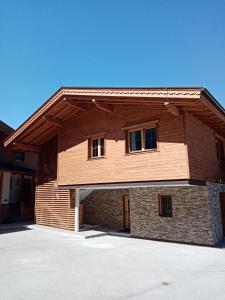 a large brick building with two windows on it at Ferienwohnung Jogglkessl in Rohrberg +1 photo