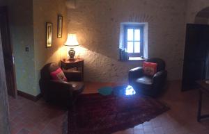 a living room with two chairs and a table at La Prévôté in Marchenoir