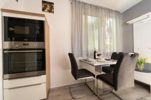 Kuchyň nebo kuchyňský kout v ubytování Apartments Ozrenka