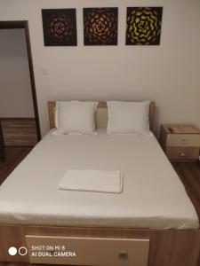 1 cama con colchón blanco en una habitación en Casa Salomiea, en Eforie Nord