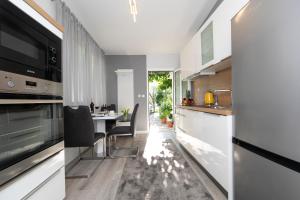 Kuchyň nebo kuchyňský kout v ubytování Apartments Ozrenka