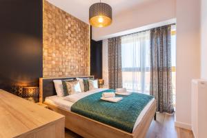 Łóżko lub łóżka w pokoju w obiekcie Ambria Apartments Platan Tower