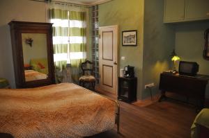 ein Schlafzimmer mit einem Bett und einem großen Spiegel in der Unterkunft B&B Il Molinello in Asciano