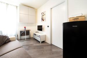 - un petit salon avec un canapé et une table dans l'établissement Affori Cosy Apartment, à Milan