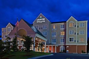 una vista frontal de un hotel por la noche en Country Inn & Suites by Radisson, Tallahassee-University Area, FL, en Tallahassee