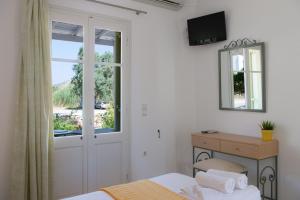 Кровать или кровати в номере Morpheas Pension Rooms & Apartments