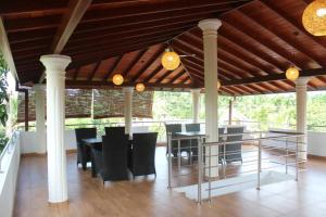 comedor con mesa y sillas negras en White Elephant Villa & Restaurant, en Beruwala