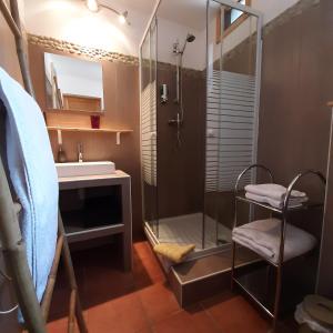 Ванна кімната в Les chambres du Presbytère du Val
