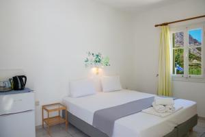 Кровать или кровати в номере Morpheas Pension Rooms & Apartments