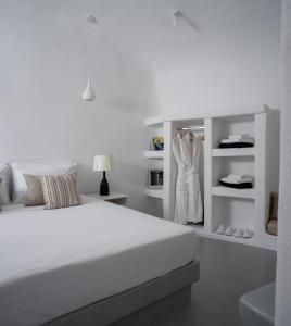 Postel nebo postele na pokoji v ubytování White Dream Suites + 37 fotografií