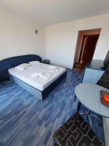 une petite pièce avec un lit et une table dans l'établissement Steluta, à Eforie Nord 12 autres photos