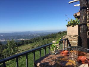 una mesa en un balcón con vistas en CAN LLOBET Espai Rural Slow, en Fogars de Montclus