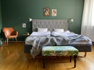 Un pat sau paturi într-o cameră la På Hörnet Vandrarhem & Hotell