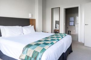 Postel nebo postele na pokoji v ubytování Ocean Breeze Hotel