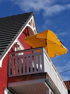 ein gelber Regenschirm auf einem Haus in der Unterkunft Ferienwohnung Kleiner Onkel in Uhldingen-Mühlhofen