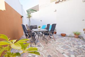マラガにあるLa Villa Suite Málagaのダイニングルーム(テーブル、椅子付)