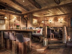 un restaurante con paredes de madera, mesas y sillas en Romantik Hotel Knippschild en Rüthen