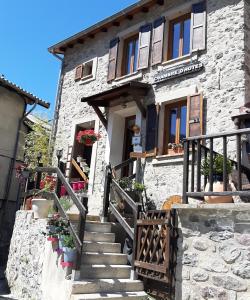 - un bâtiment en pierre accessible par des escaliers dans l'établissement Les chambres du Presbytère du Val, à Valdeblore