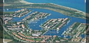 una vista aérea de una ciudad con puerto en Stanza vacanza lo stadio en Sibari